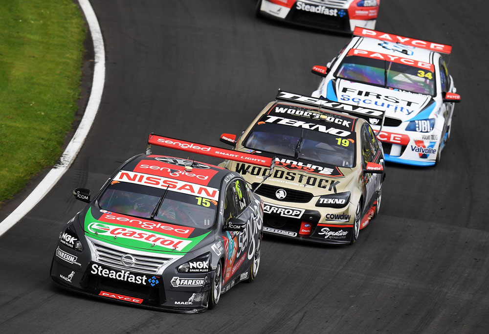 Rick Kelly leads a field of cars at Pukekohe in 2017.