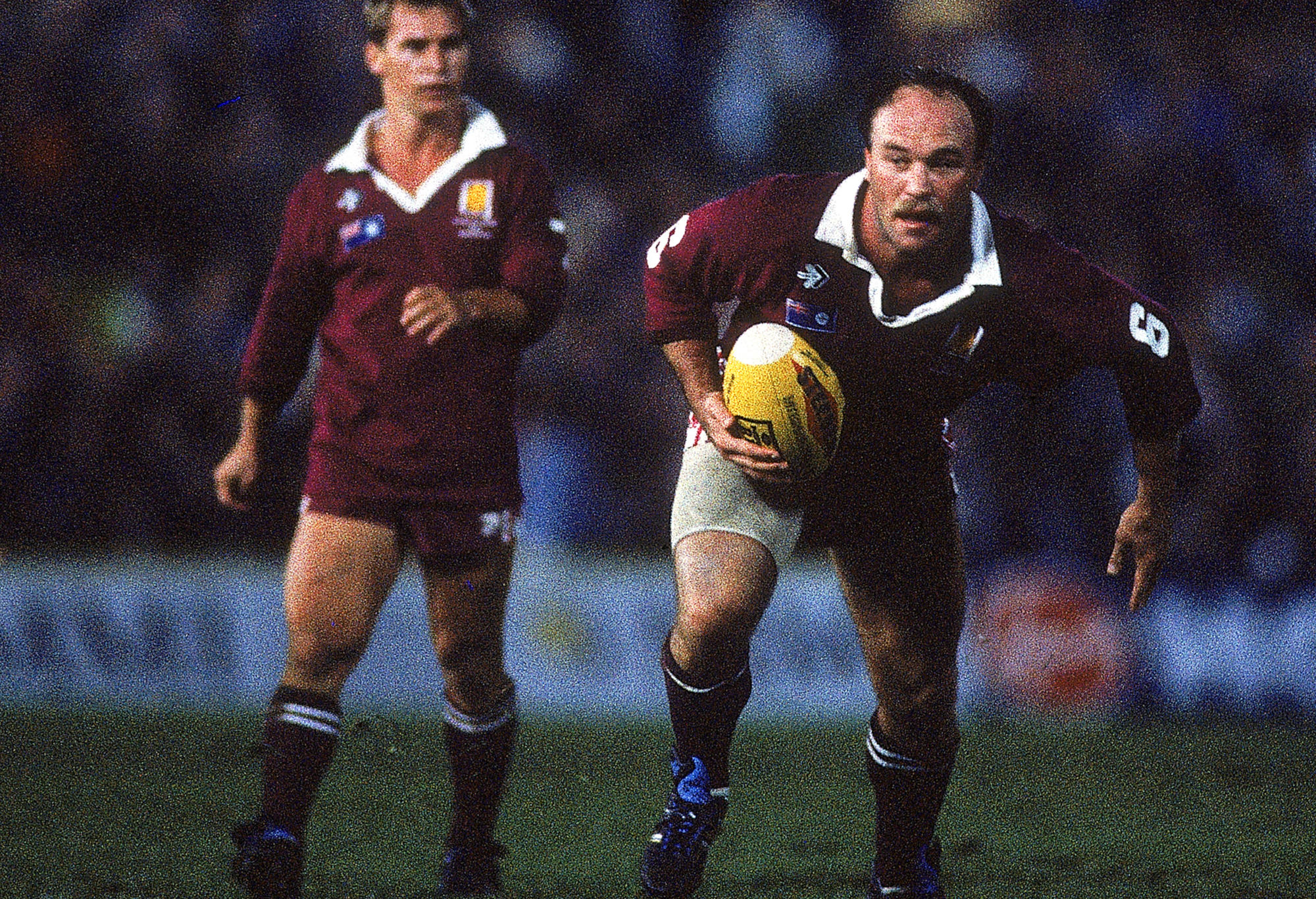 Wally Lewis membawa bola ke Queensland.