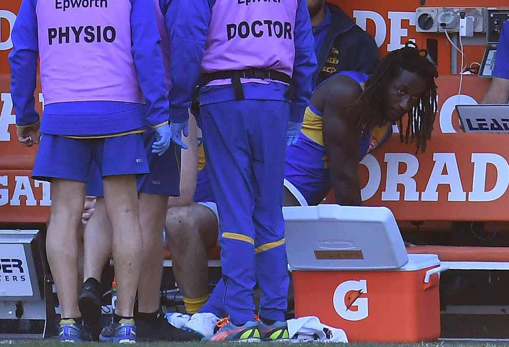 Nic Naitanui injures his knee