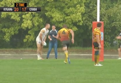 Generous teammate gifts his mate try over the line