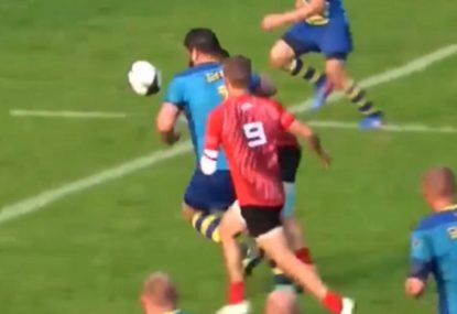 Suspicious round-the-corner offload results in eyebrow-raising try