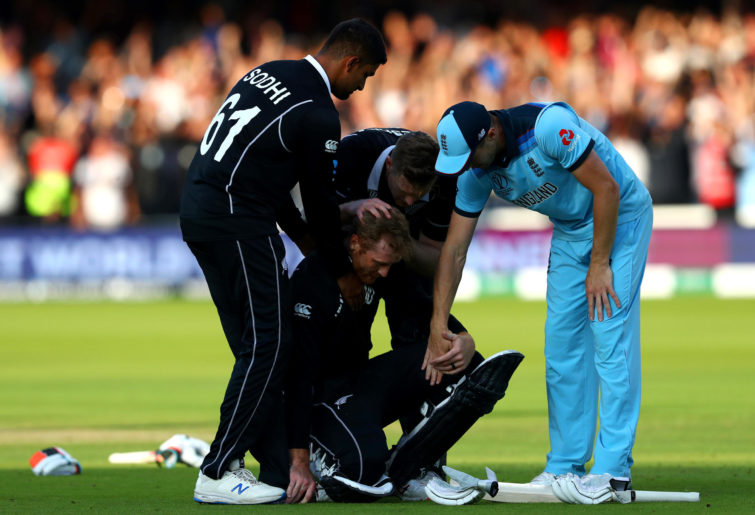 Chris Woakes consoles Martin Gutpill after the World Cup final