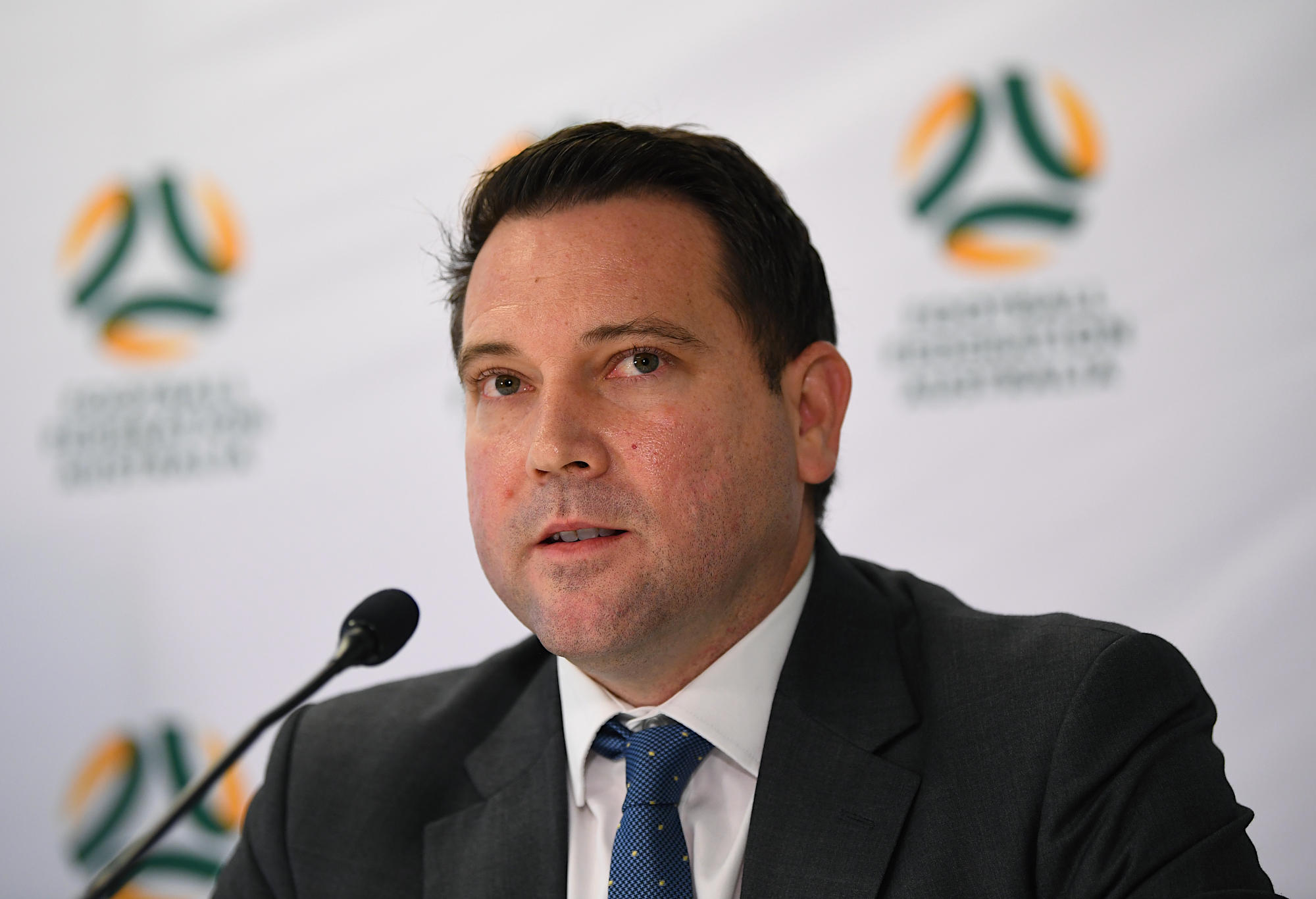 Schwarzer mengkritik Menteri Olahraga & bos FA tentang harga sepak bola setelah bencana Socceroos