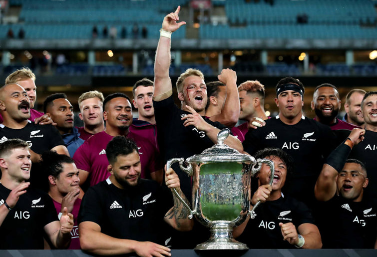 Sam Cane and the All Blacks celebrate with the Bledisloe Cup