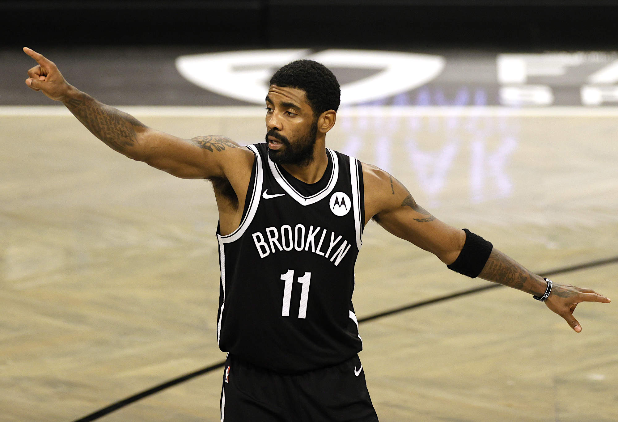 Irving dikirim keluar dari Brooklyn dalam kesepakatan empat pemain saat Nets memperlengkapi kembali dalam pelarian