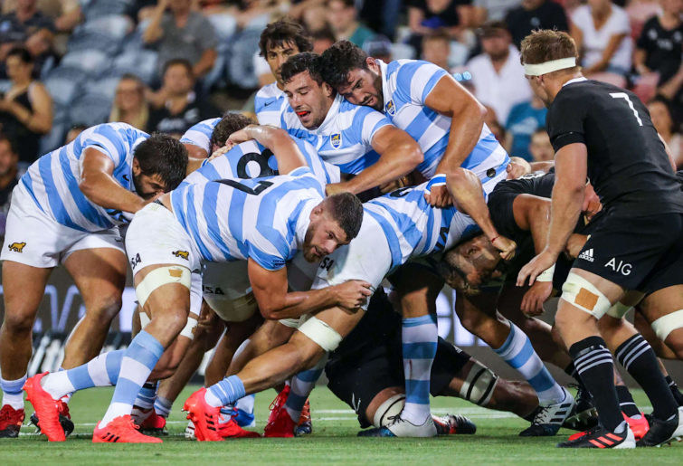Argentina players push against New Zealand players in a maul