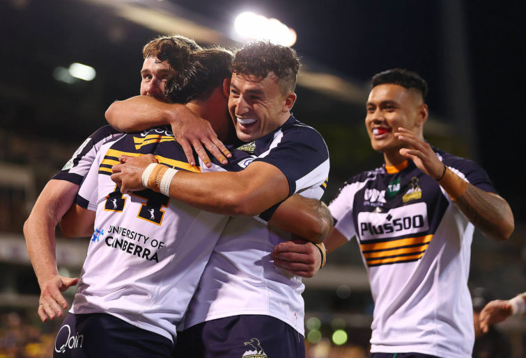 Tom Banks congratulates Andy Muirhead of the Brumbies