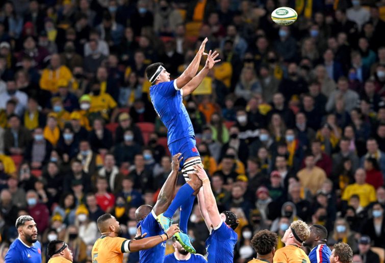 Dylan Cretin jumps in lineout