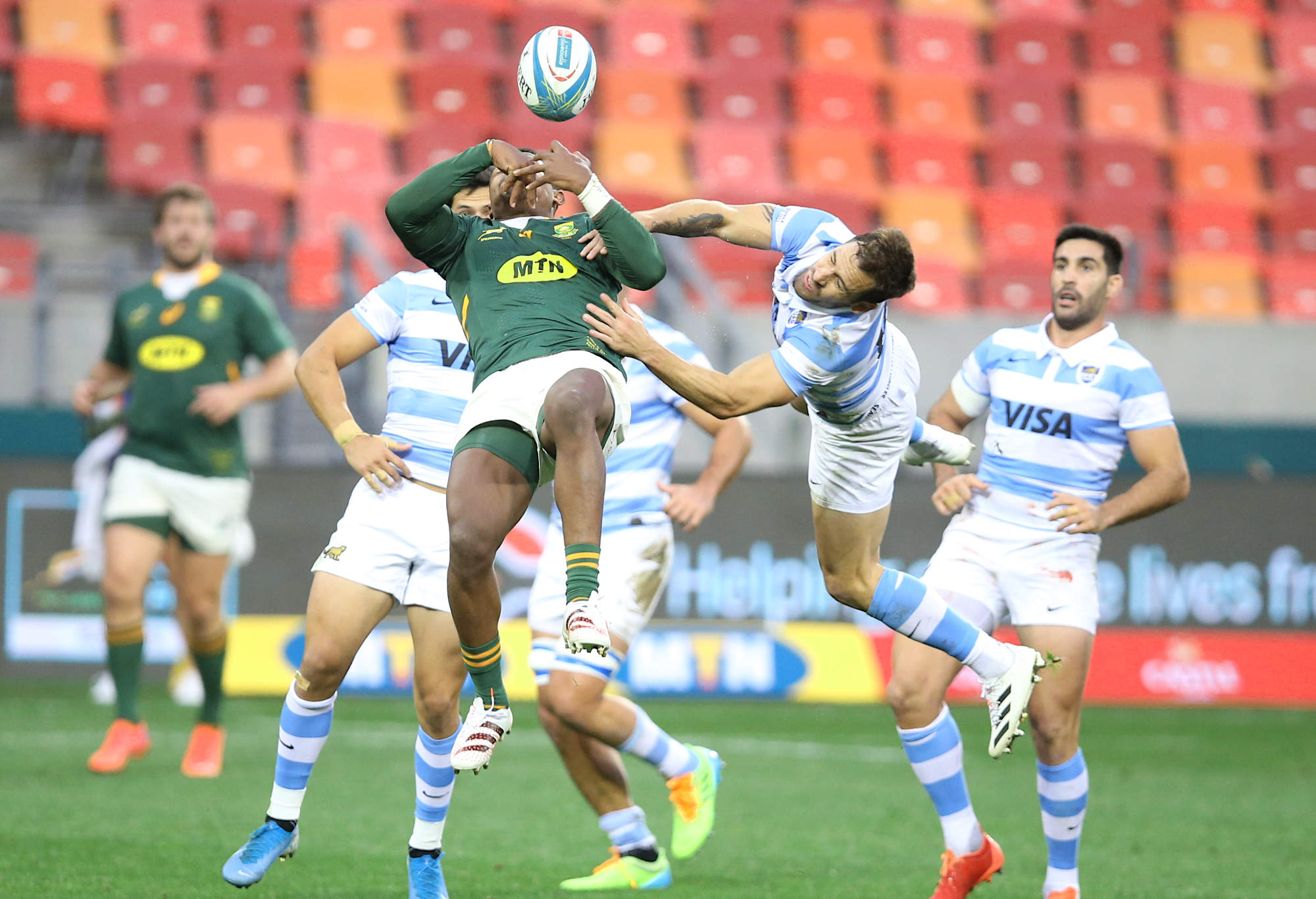 Sbu Nkosi of South Africa and Nicolás Sánchez of Argentina vie for the ball