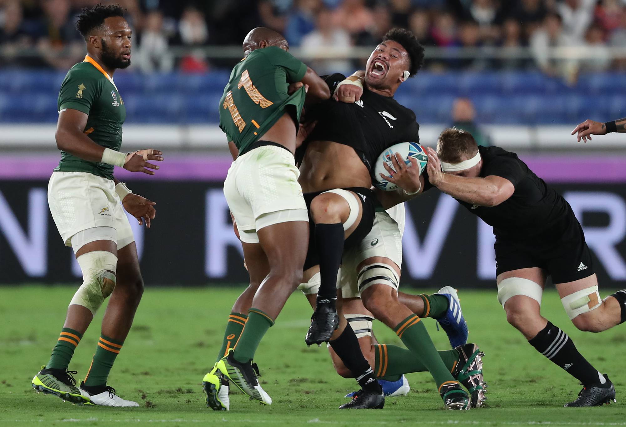 Ardie Savea of New Zealand is tackled by Makazole Mapimpi of South Africa