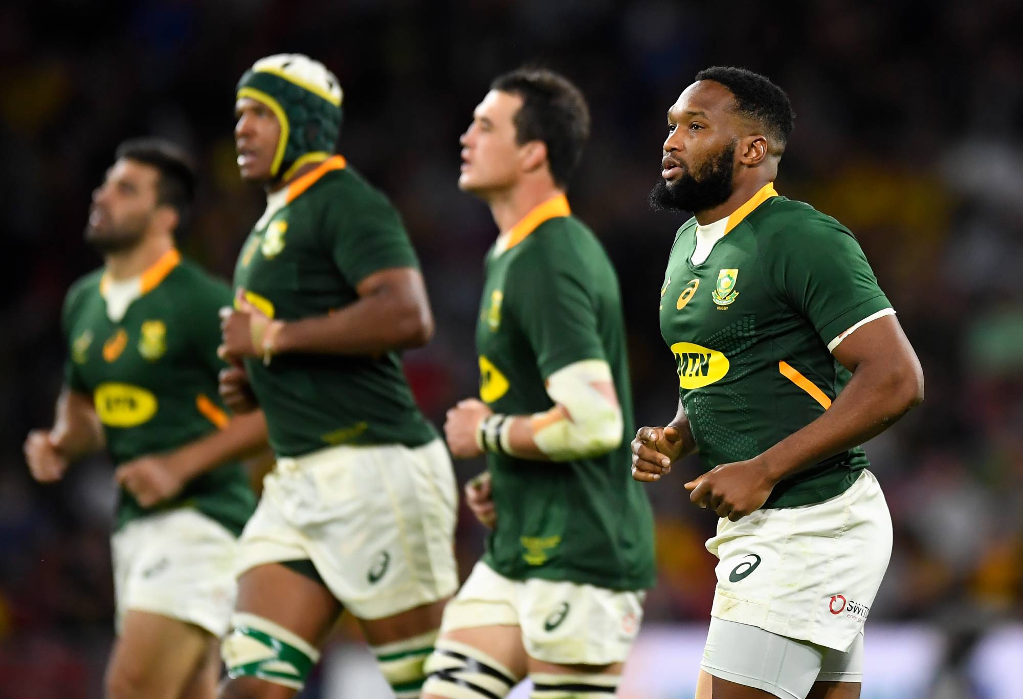 Lukhanyo Am of the Springboks preaprares for a restart with teammates