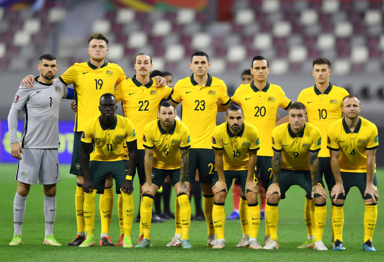 Para pemain Australia berpose untuk foto bersama sebelum pertandingan Kualifikasi Piala Dunia FIFA 2022 antara Australia dan Oman