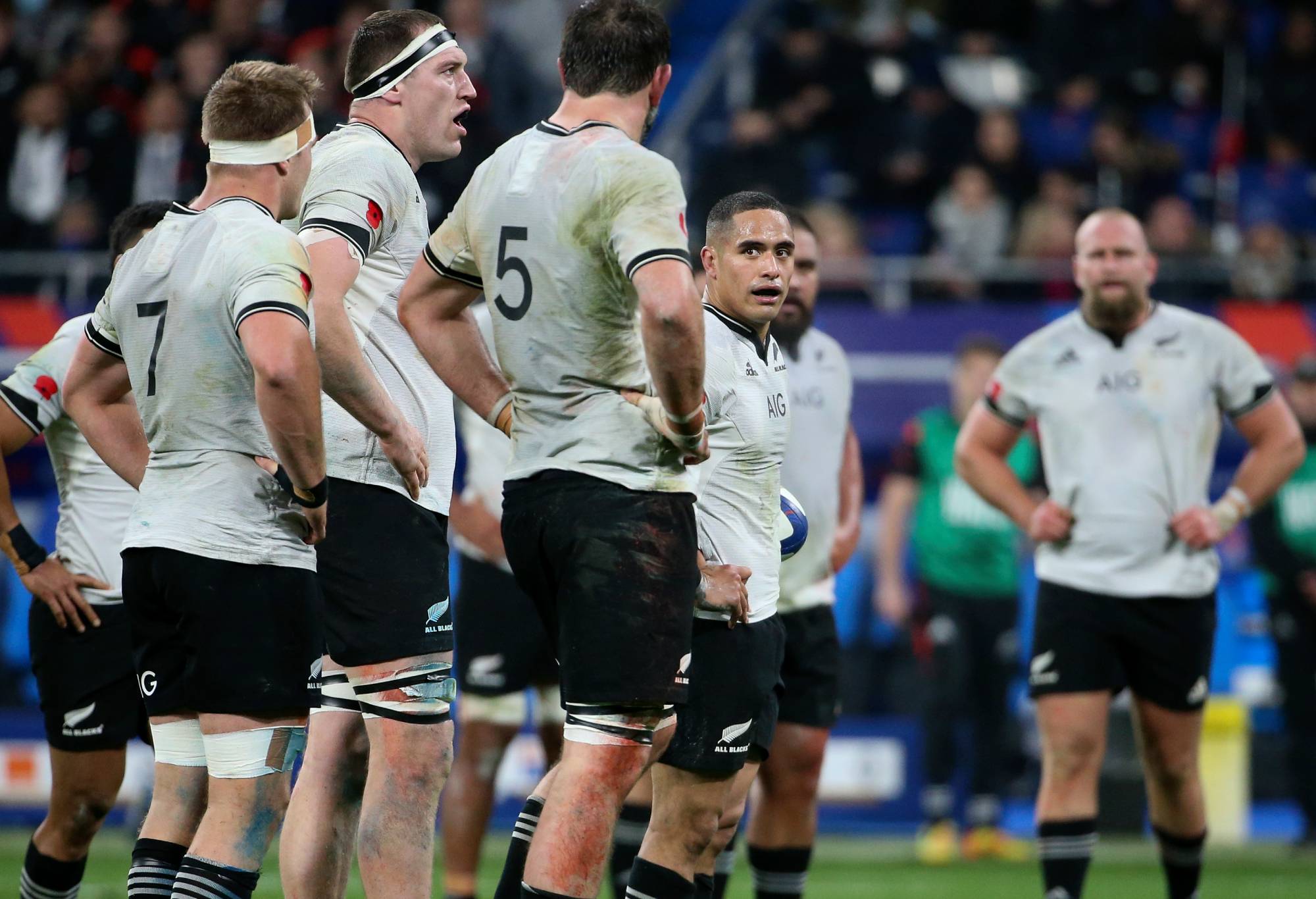 Aaron Smith, Brodie Retallick (left) of New Zealand and teammates look on during the Autumn Nations Series rugby match between France and New Zealand. (All Blacks, white jersey) at Stade de France on November 20, 2021 in Saint-Denis near Paris, France. (Photo by John Berry/Getty Images)