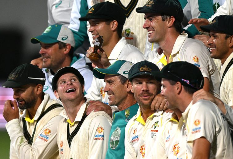 Australia celebrates winning the the Fifth Test in the Ashes series between Australia and England at Blundstone Arena on January 16, 2022 in Hobart, Australia. (Photo by Steve Bell/Getty Images)