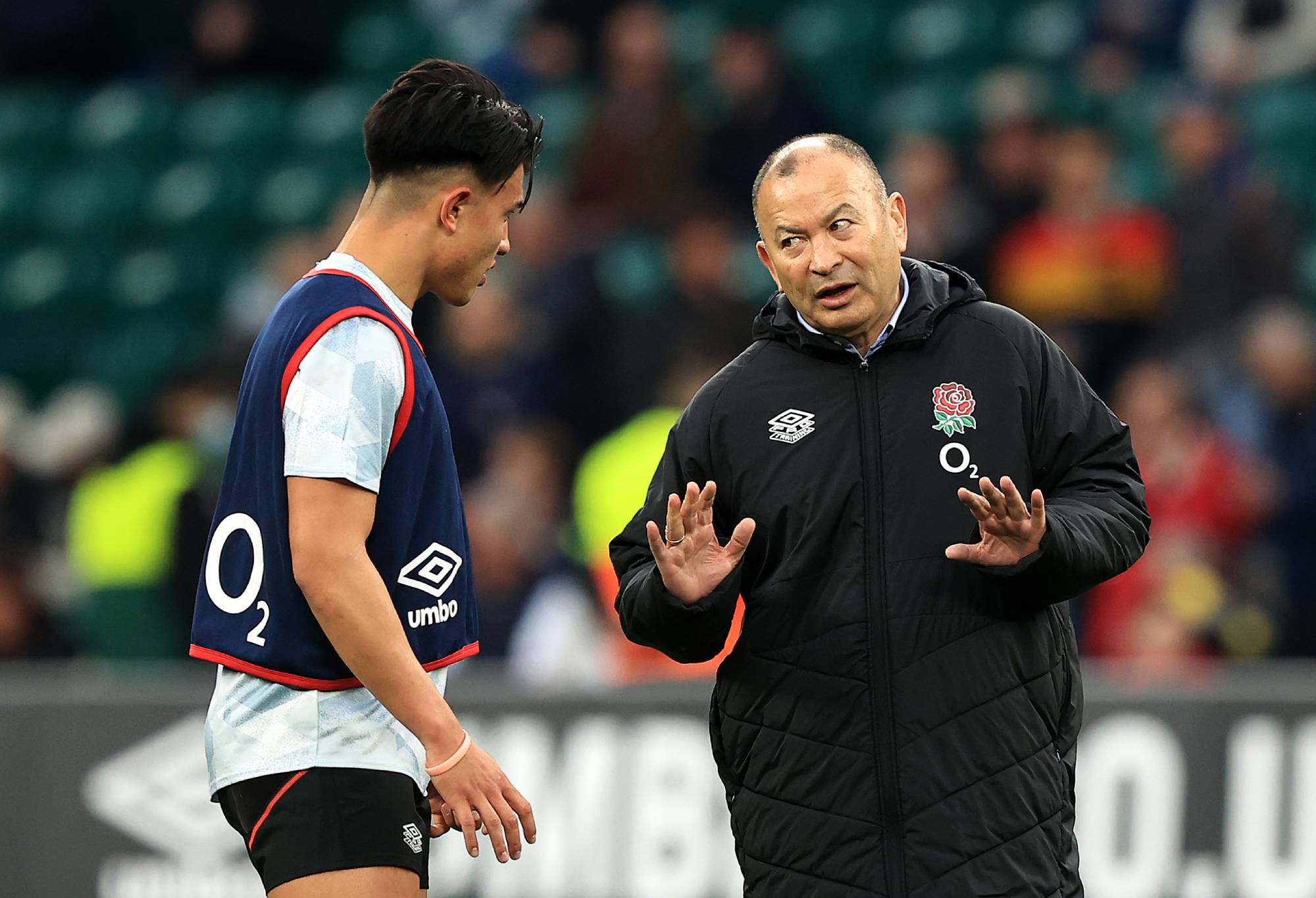 Eddie Jones, the England head coach talks to England standoff, Marcus Smith, prior to the Autumn Nations Series match between England and South Africa at Twickenham Stadium on November 20, 2021 in London, England. (Photo by David Rogers/Getty Images)