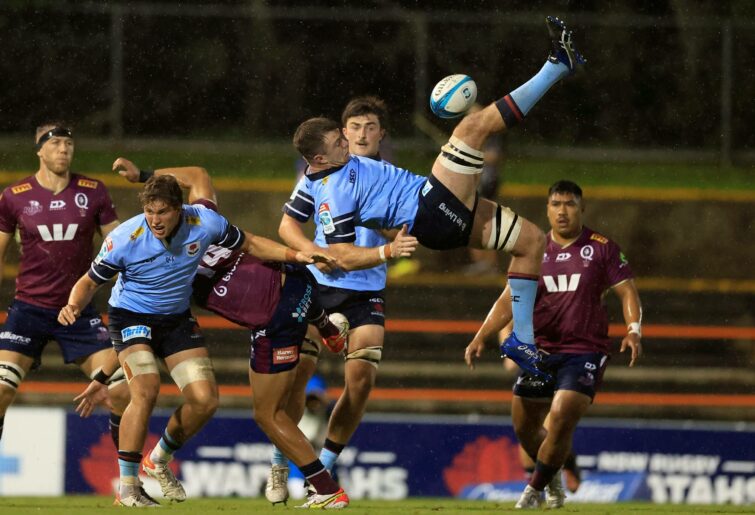 SYDNEY, AUSTRALIA - FEBRUARY 25: Jed Holloway of the Waratahs fails to catch the ball during the round two Super Rugby Pacific match between the NSW Waratahs and the Queensland Reds at Leichhardt Oval on February 25, 2022 in Sydney, Australia. (Photo by Mark Evans/Getty Images)