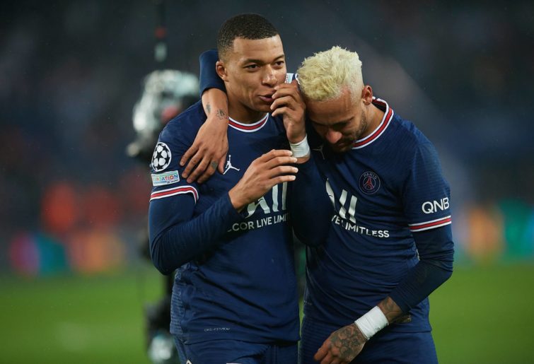 Kylian Mbappe of Paris Saint Germain celebrates the victory with his teammate Neymar Jr. at the end of the UEFA Champions League Round Of Sixteen Leg One match between Paris Saint-Germain and Real Madrid at Parc des Princes on February 15, 2022 in Paris, France. (Photo by Jose Breton/Pics Action/NurPhoto via Getty Images)
