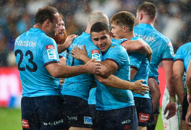 Waratahs players celebrate victoryduring the round one Super Rugby Pacific match between the Waratahs and the Fijian Drua at CommBank Stadium on February 18, 2022 in Sydney, Australia. (Photo by Brett Hemmings/Getty Images)