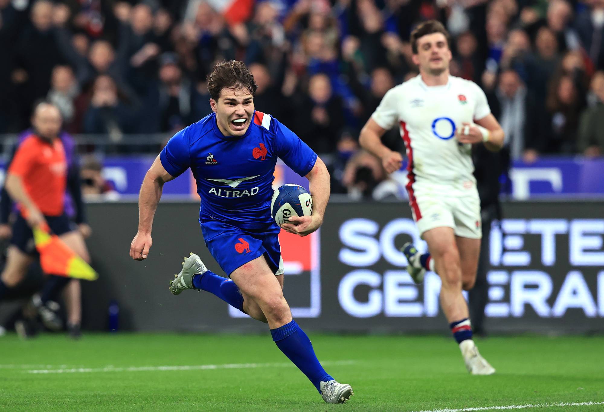 Antoine Dupont of France breaks through to score their side's third try during the Guinness Six Nations Rugby match between France and England at Stade de France on March 19, 2022 in Paris, France. (Photo by David Rogers/Getty Images)