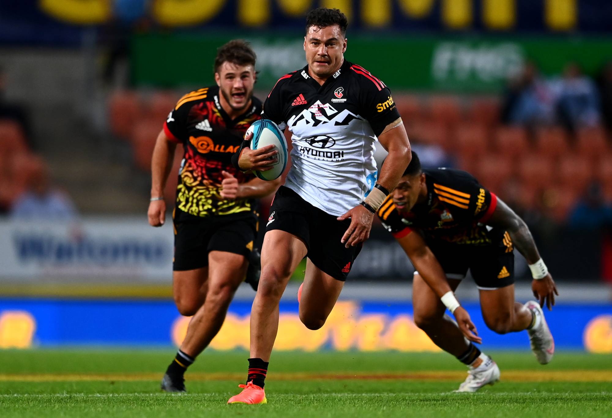 HAMILTON, NEW ZEALAND - MARCH 26: David Havili of the Crusaders makes a break during the round six Super Rugby Pacific match between the Chiefs and the Crusaders at FMG Stadium Waikato on March 26, 2022 in Hamilton, New Zealand. (Photo by Hannah Peters/Getty Images)