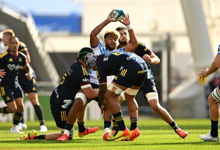 DUNEDIN, NEW ZEALAND - MARCH 26: Hoskins Sotutu of the Blues looks to offload the ball during the round six Super Rugby Pacific match between the Highlanders and the Blues at Forsyth Barr Stadium on March 26, 2022 in Dunedin, New Zealand. (Photo by Joe Allison/Getty Images)