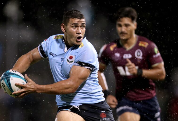 Izaia Perese of the Waratahs passes the ball during the round two Super Rugby Pacific match between the NSW Waratahs and the Queensland Reds at Leichhardt Oval on February 25, 2022 in Sydney, Australia. (Photo by Jeremy Ng/Getty Images)