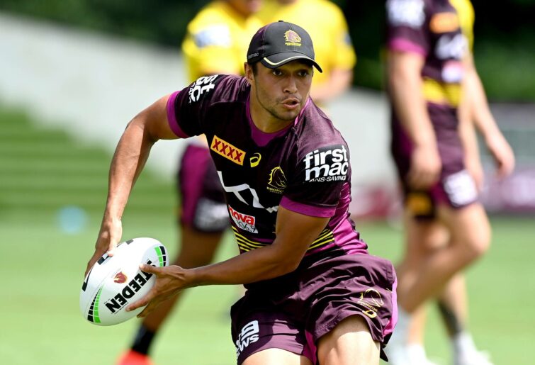BRISBANE, AUSTRALIA - FEBRUARY 07: Te Maire Martin looks to pass during a Brisbane Broncos NRL training session at the Clive Berghofer Centre on February 07, 2022 in Brisbane, Australia. (Photo by Bradley Kanaris/Getty Images)
