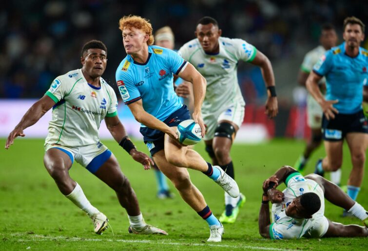 Tane Edmed of the Waratahs passes the ball during the round one Super Rugby Pacific match between the Waratahs and the Fijian Drua at CommBank Stadium on February 18, 2022 in Sydney, Australia. (Photo by Brett Hemmings/Getty Images)
