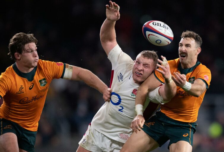 Michael Hooper (left) anf Nic White of Australia tackle Sam Underhill of England during the Autumn Nations Series match between England and Australia at Twickenham Stadium on November 13, 2021 in London, England. (Photo by Visionhaus/Getty Images)