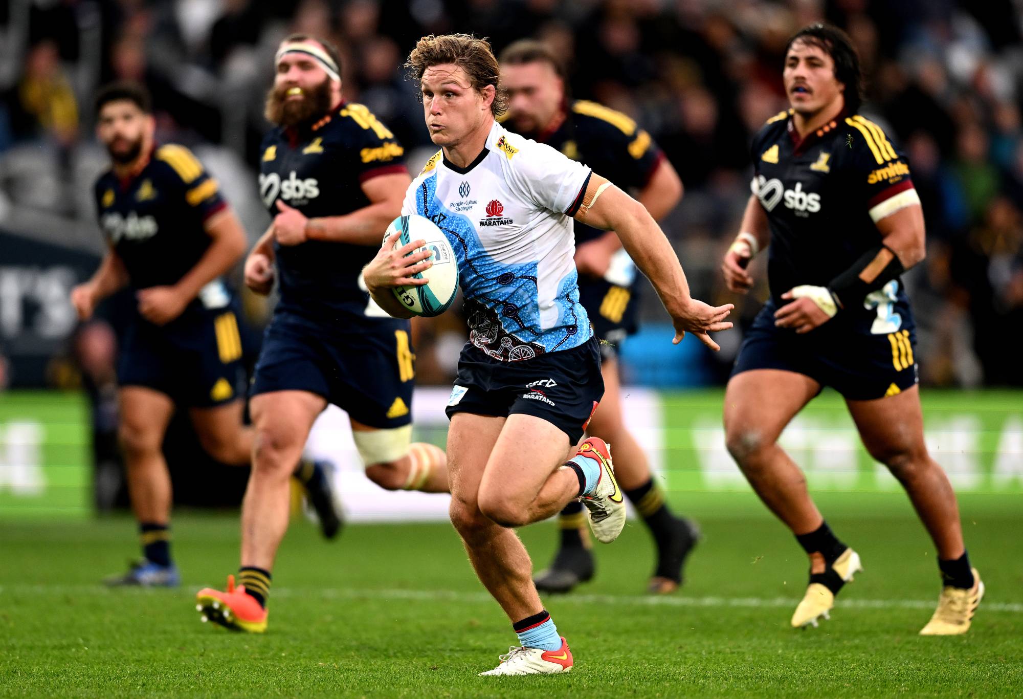 Michael Hooper of the Waratahs charges up field during the round 14 Super Rugby Pacific match between the Highlanders and the NSW Waratahs at Forsyth Barr Stadium on May 22, 2022 in Dunedin, New Zealand. (Photo by Joe Allison/Getty Images)