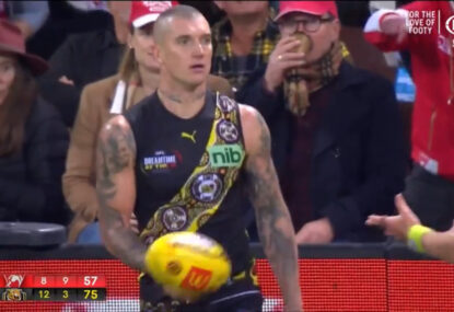 Ump doesn't miss Dustin Martin's sneaky ploy to claim shot at goal that wasn't his
