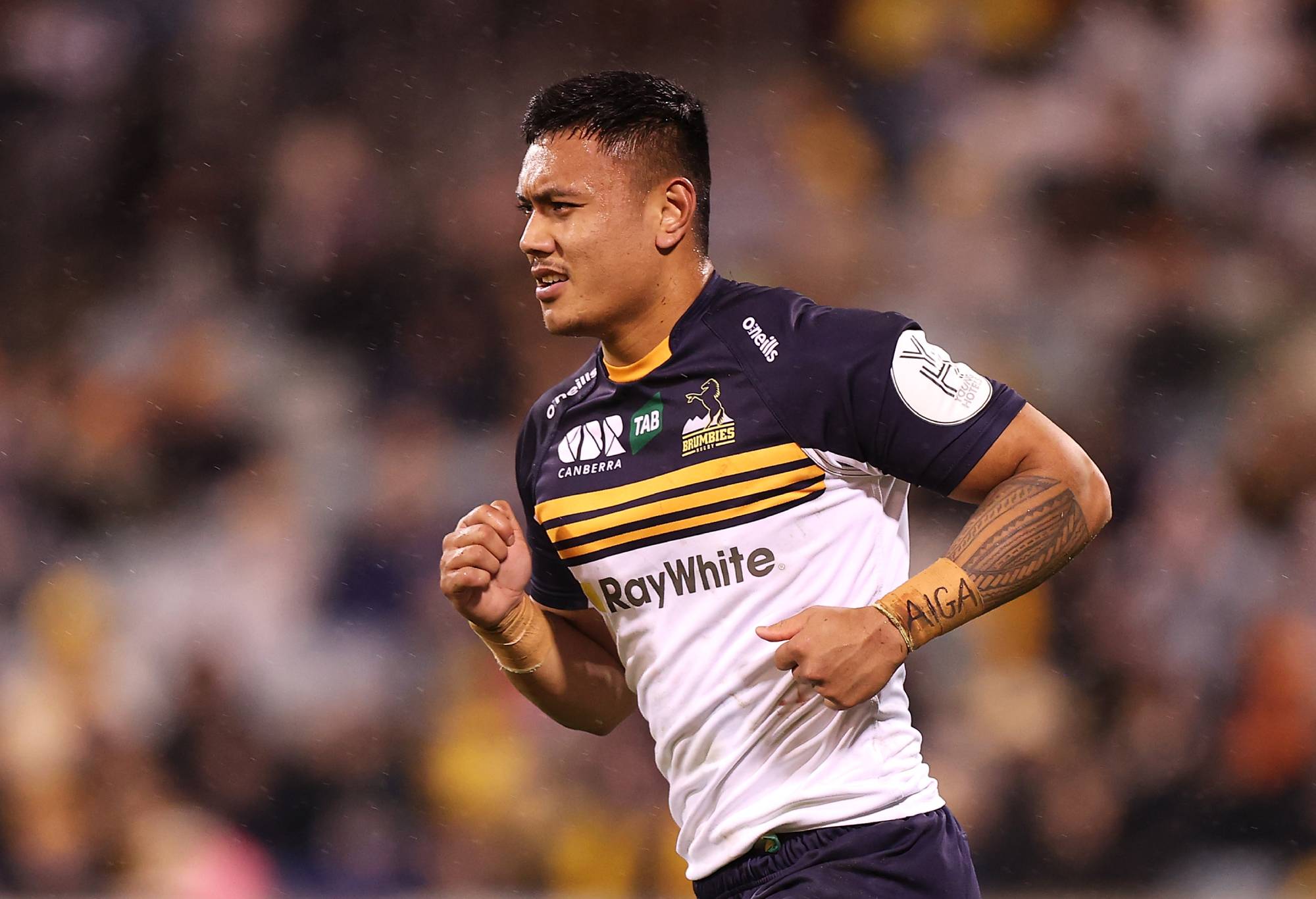 Len Ikitau of the Brumbies looks dejected as he leaves the field after being given a red card during the Super Rugby Pacific Quarter Final match between the ACT Brumbies and the Hurricanes at GIO Stadium on June 04, 2022 in Canberra, Australia. (Photo by Mark Kolbe/Getty Images)