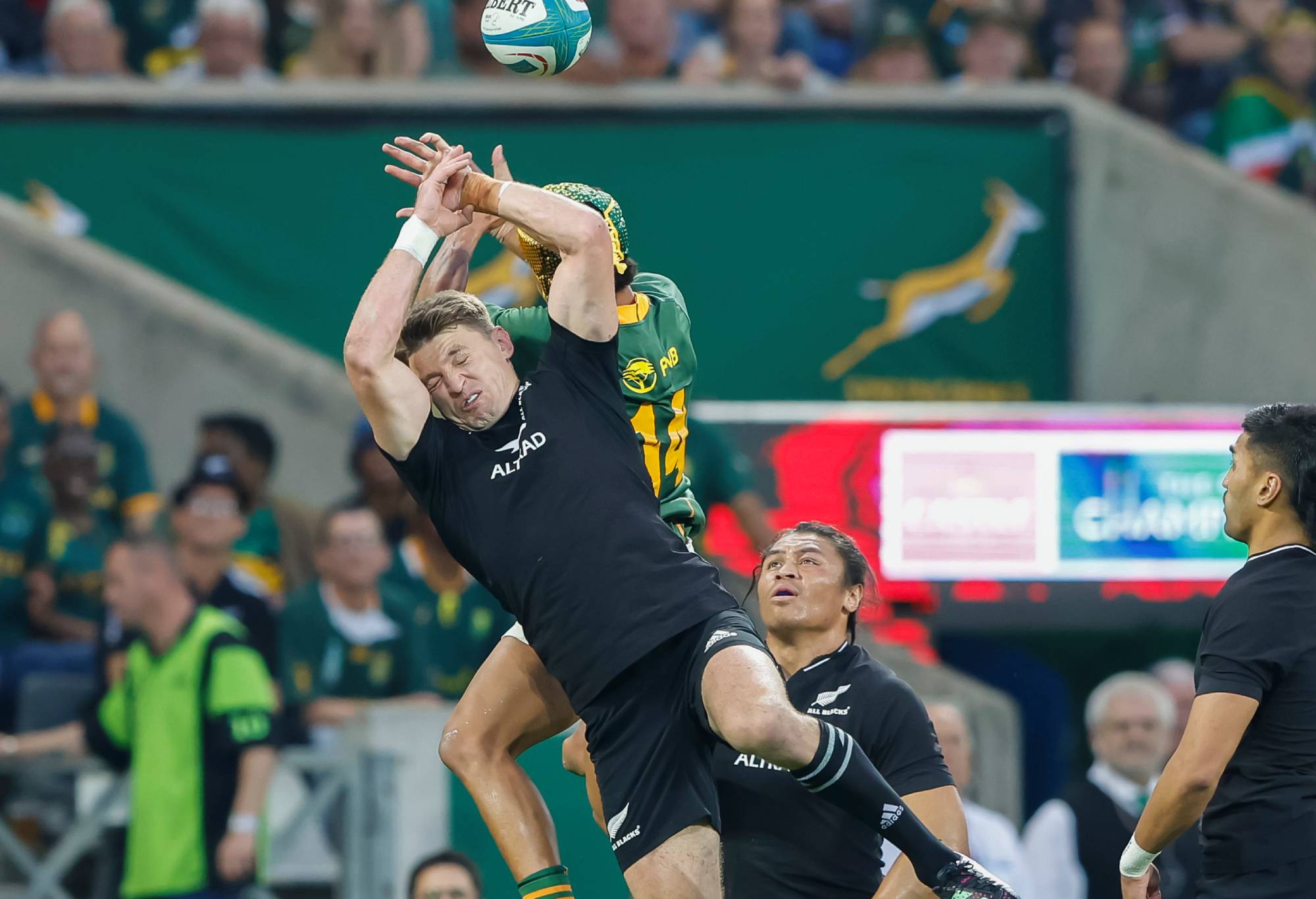 Beauden Barrett of New Zealand and Kurt-Lee Arendse of South Africa during The Rugby Championship match between South Africa and New Zealand at Mbombela Stadium on August 06, 2022 in Nelspruit, South Africa. (Photo by Dirk Kotze/Gallo Images/Getty Images)
