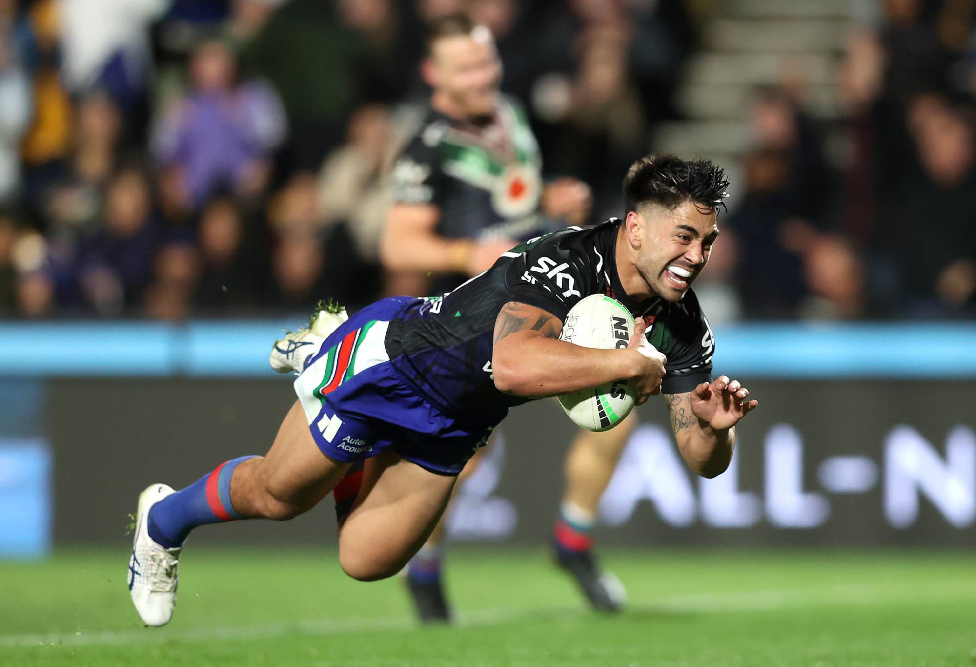 AUCKLAND, NEW ZEALAND - AUGUST 12: Shaun Johnson of the Warriors makes a break to score a try during the round 22 NRL match between the New Zealand Warriors and the Canterbury Bulldogs at Mt Smart Stadium on August 12, 2022, in Auckland, New Zealand. (Photo by Phil Walter/Getty Images)