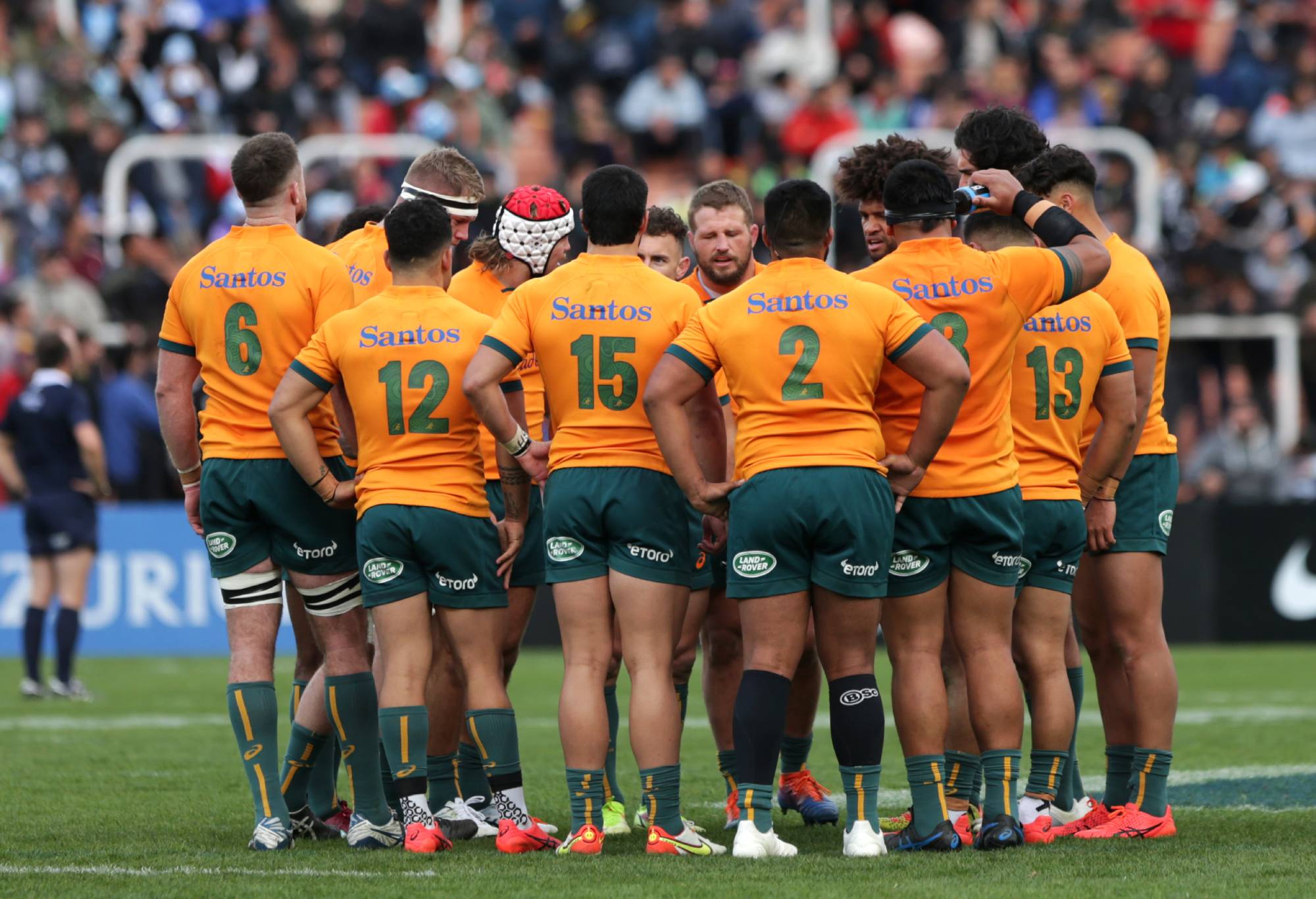 Players of Australia huddle during The Rugby Championship match between Argentina Pumas and Australian Wallabies at Estadio Malvinas Argentinas on August 06, 2022 in Mendoza, Argentina. (Photo by Daniel Jayo/Getty Images)