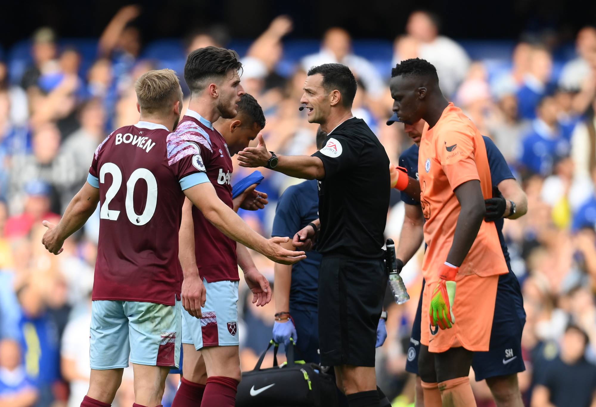 LONDON, ENGLAND - SEPTEMBER 03: Jarrod Bowen and Declan Rice of West Ham United remonstrate with Referee Andy Madley after a VAR decision ruled out a West Ham United goal by Maxwel Cornet of West Ham United (not pictured during the Premier League match between Chelsea FC and West Ham United at Stamford Bridge on September 03, 2022 in London, England. (Photo by Mike Hewitt/Getty Images)