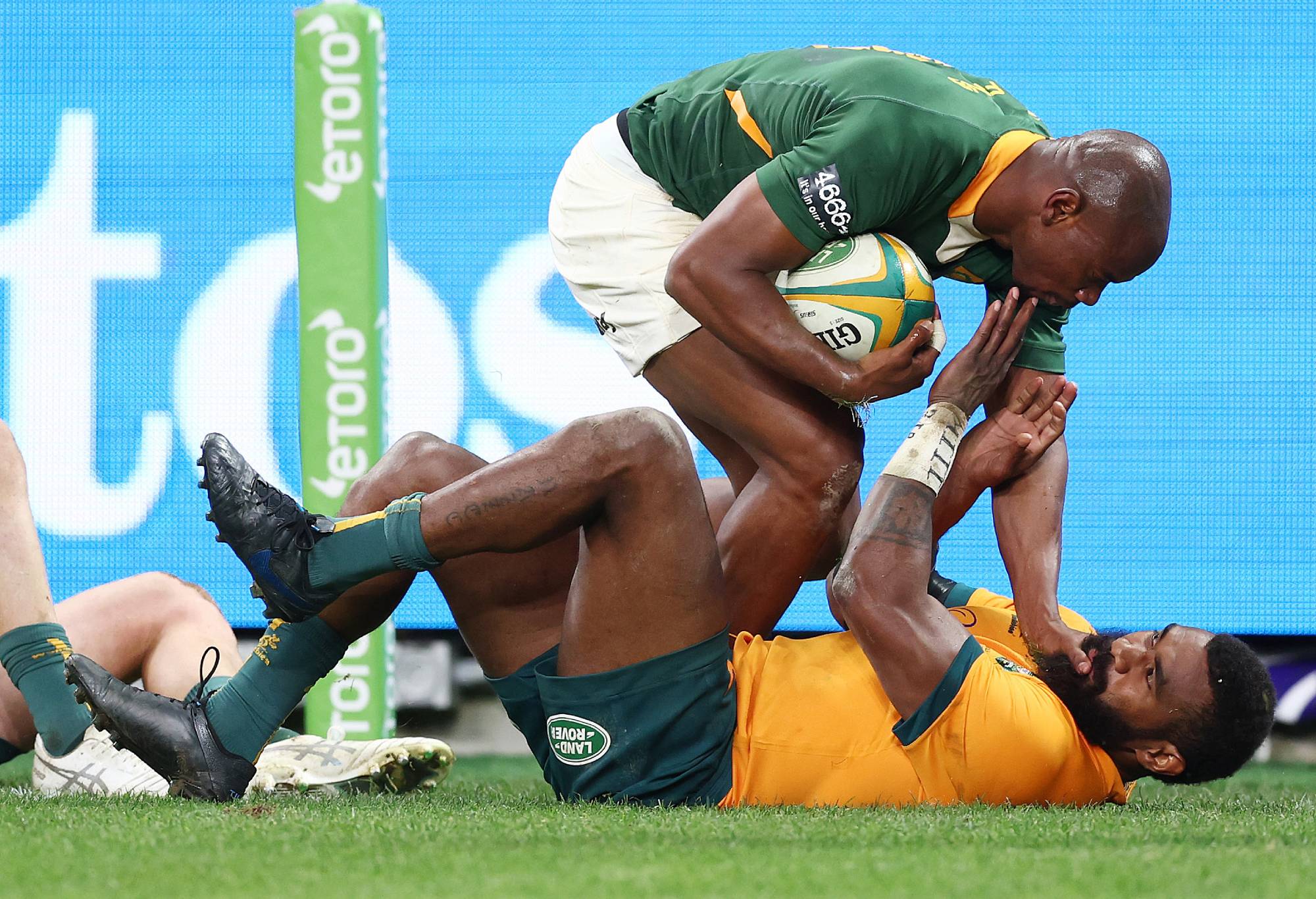 Makazole Mapimpi of the Springboks scuffles with Marika Koroibete of the Wallabies after scoring a try during The Rugby Championship match between the Australia Wallabies and South Africa Springboks at Allianz Stadium on September 03, 2022 in Sydney, Australia. (Photo by Mark Metcalfe/Getty Images)