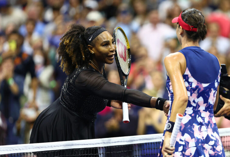 Serena Williams hakes hands with Ajla Tomlijanovic.