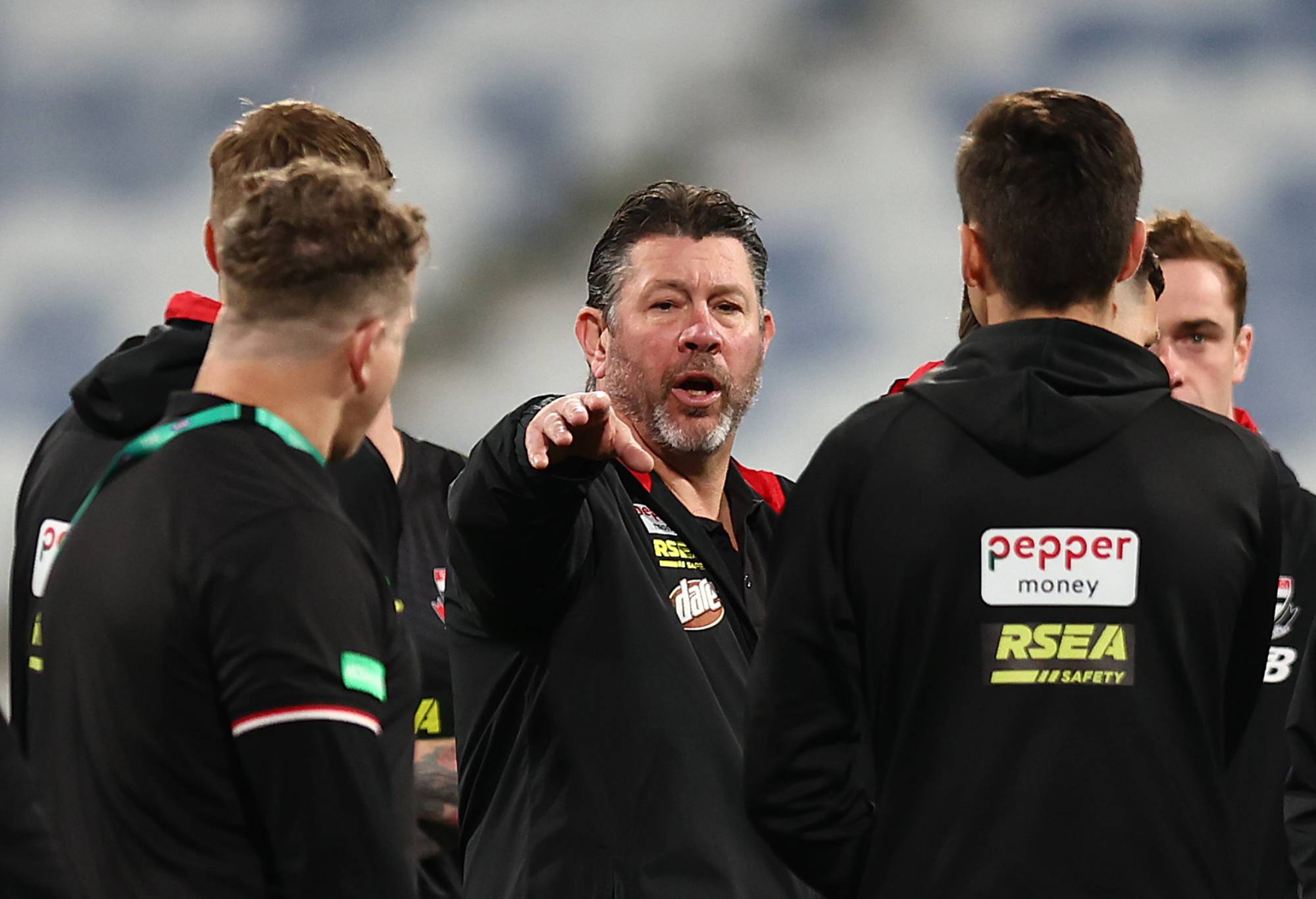 St Kilda Saints Senior Coach Brett Ratten talks to his players prior to the round 21 AFL match between the Geelong Cats and the St Kilda Saints at GMHBA Stadium on August 06, 2022 in Geelong, Australia. (Photo by Graham Denholm/AFL Photos via Getty Images )