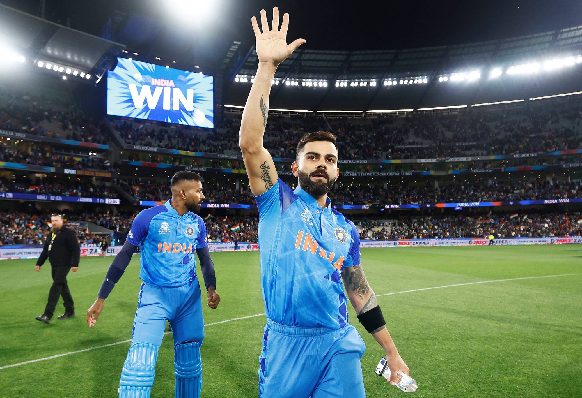 MELBOURNE, AUSTRALIA - 23 DE OCTUBRE: Virat Kohli de India celebra después del partido de la Copa Mundial T20 masculina de ICC entre India y Pakistán en Melbourne Cricket Ground el 23 de octubre de 2022 en Melbourne, Australia.  (Foto de Daniel Pockett-ICC/ICC a través de Getty Images)