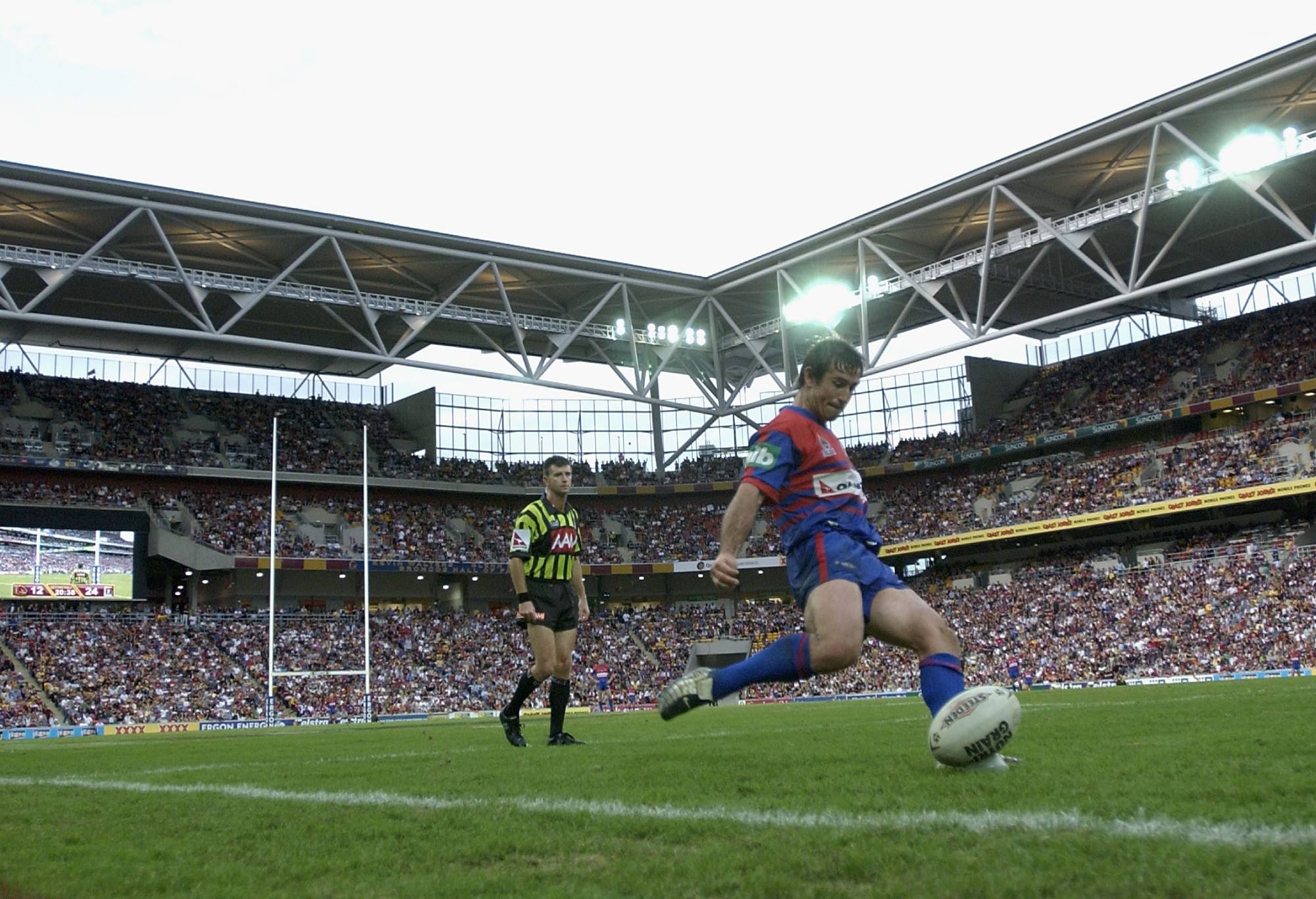 BRISBANE - JUNE 1:  Andrew Johns #7 of Newcastle kicks a goal against Brisbane during the NRL round 12 match June 1, 2003 between the Brisbane Broncos and the Newcastle Knights at Suncorp Stadium in Brisbane, Australia. (Photo by Darren England/Getty Images)