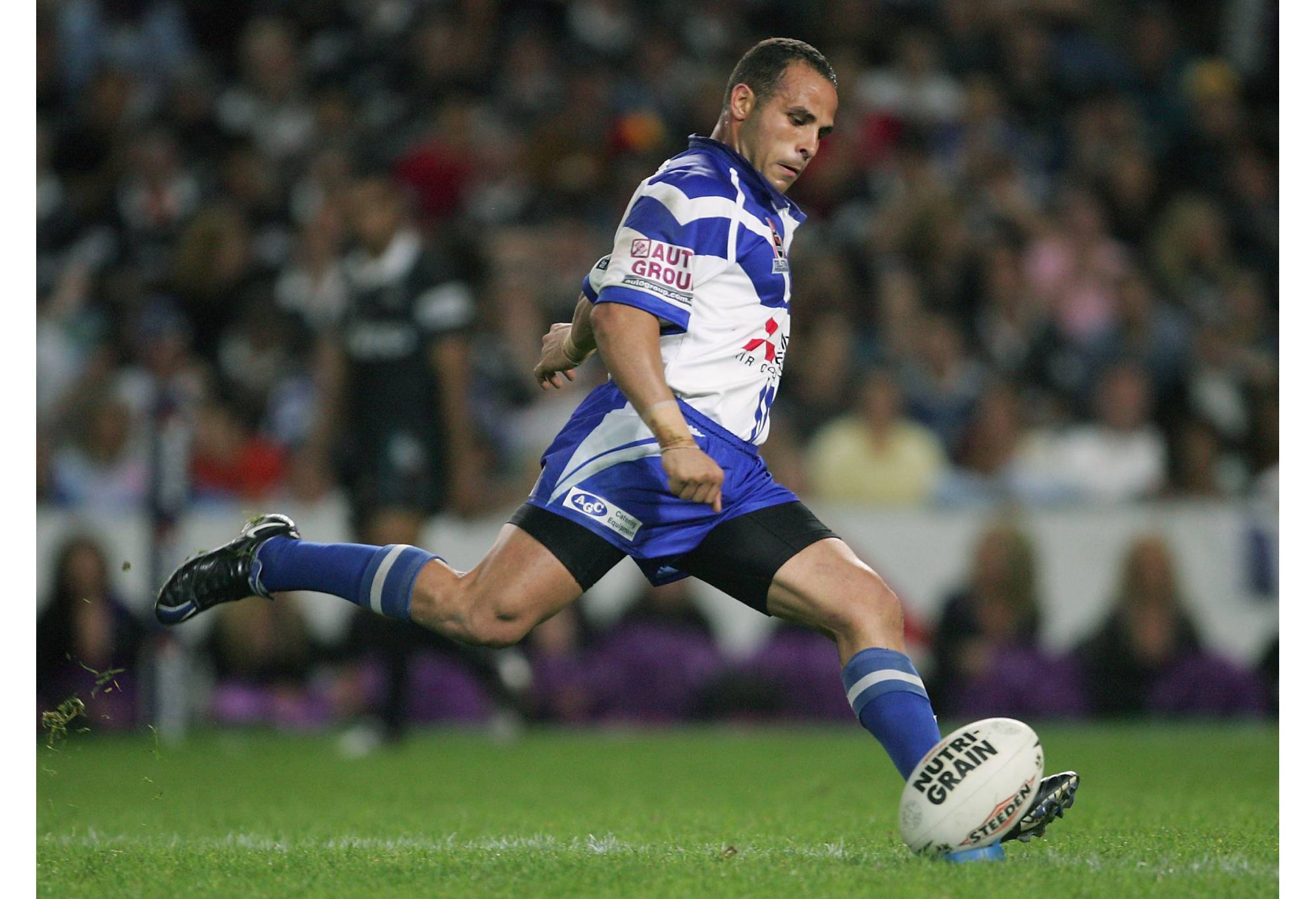 SYDNEY, AUSTRALIA - SEPTEMBER 25: Hazem El Masri of the Bulldogs kicks a goal during the NRL Preliminary Final match between the Bulldogs and the Penrith Panthers at Aussie Stadium September 25, 2004 in Sydney, Australia. (Photo by Adam Pretty/Getty Images)