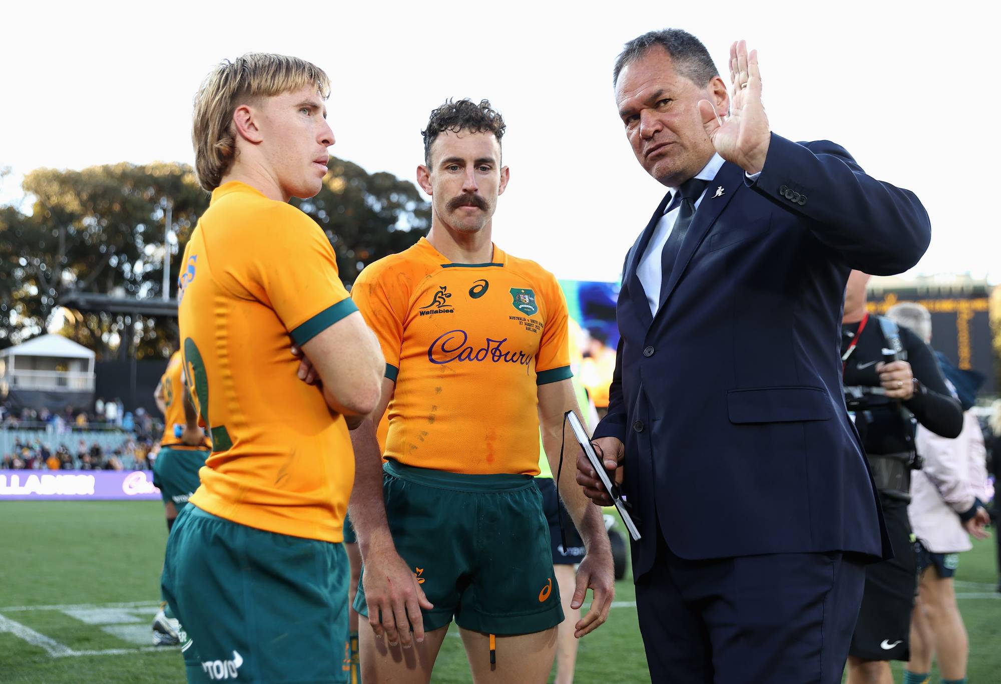 Wallabies head coach Dave Rennie talks to Tate McDermott of the Wallabies and Nic White of the Wallabies after winning The Rugby Championship match between the Australian Wallabies and the South African Springboks at Adelaide Oval on August 27, 2022 in Adelaide, Australia. (Photo by Cameron Spencer/Getty Images)