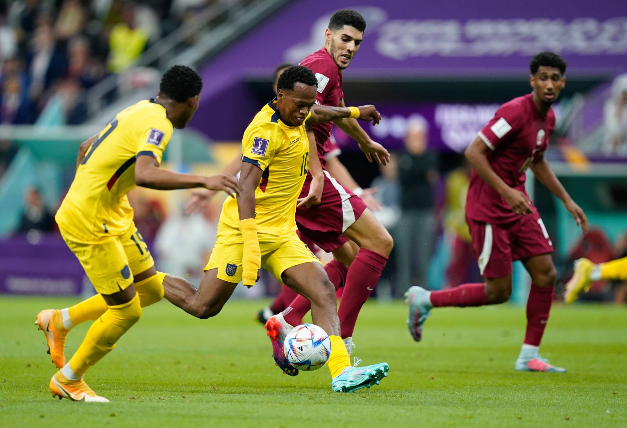 Gelandang Ekuador Romario Ibarra (10) membawa bola ke lapangan melawan Qatar pada pertandingan pembukaan Piala Dunia FIFA 2022 di Stadion Al Bayt di Doha, Qatar pada 20 November 2022. (Foto oleh Jabin Botsford/The Washington Post via Getty Images )