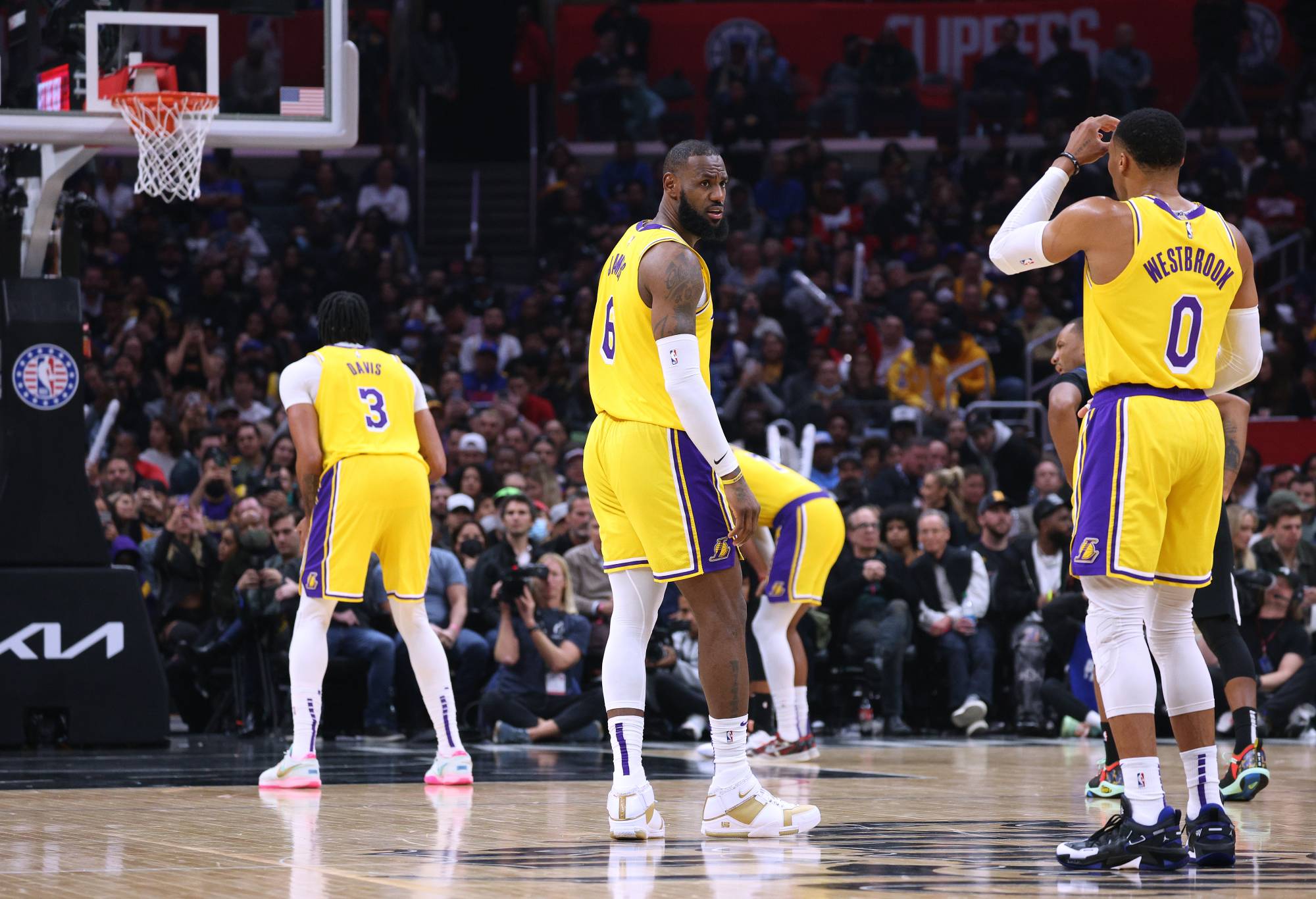 Westbrook berdagang saat Lakers mengguncang daftar dengan perdagangan mega tiga tim, delapan pemain, Knicks bergerak