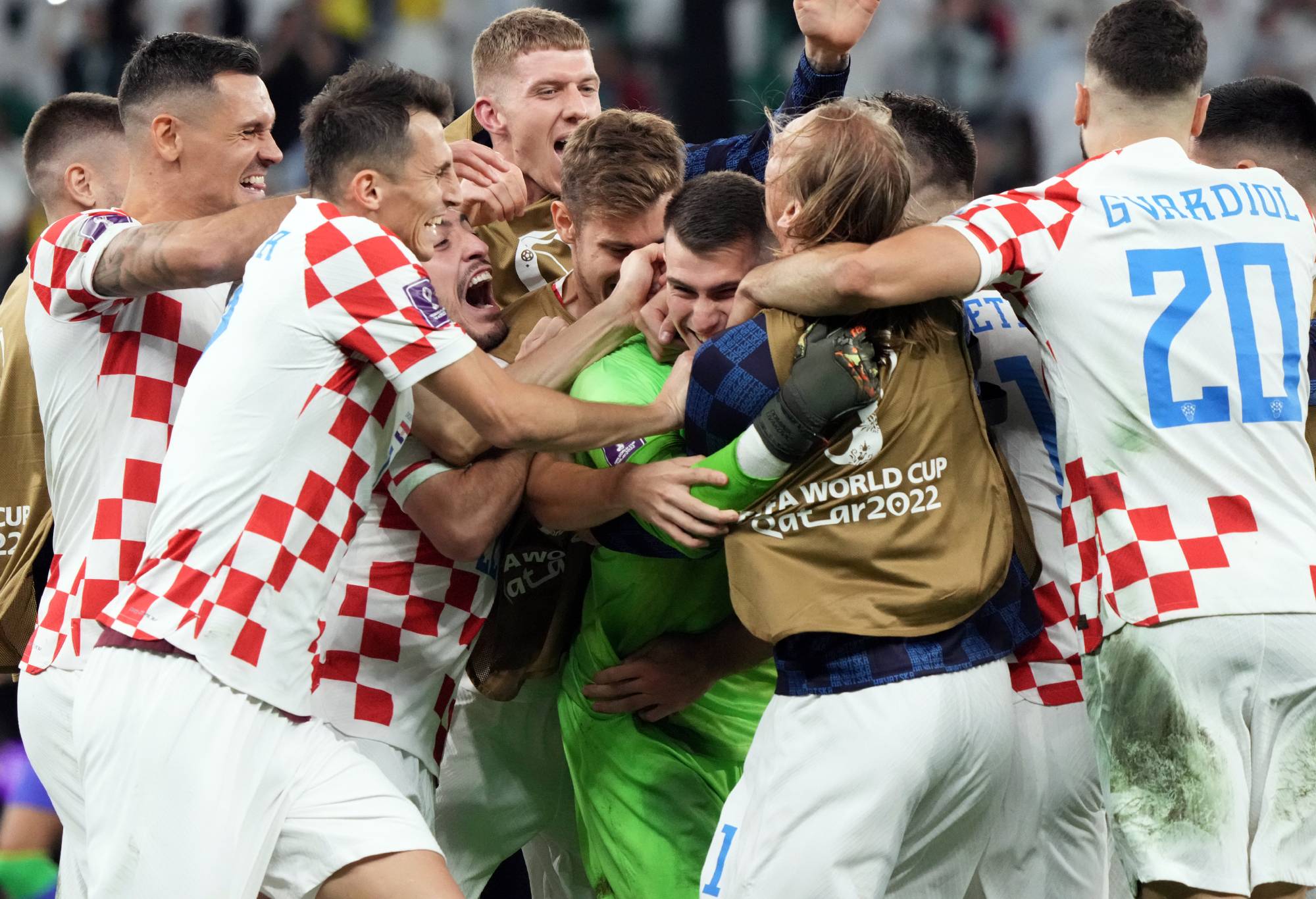 Brasil OUT dari Piala Dunia setelah Kroasia mengejutkan favorit trofi untuk menutup comeback dramatis dalam adu penalti