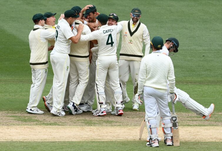 MELBOURNE, AUSTRALIA - DECEMBER 29: Mitchell Starc of Australia is congratulated by team mates after getting the wicket of Sarel Erwee of South Africa during day four of the Second Test match in the series between Australia and South Africa at Melbourne Cricket Ground on December 29, 2022 in Melbourne, Australia. (Photo by Quinn Rooney/Getty Images)
