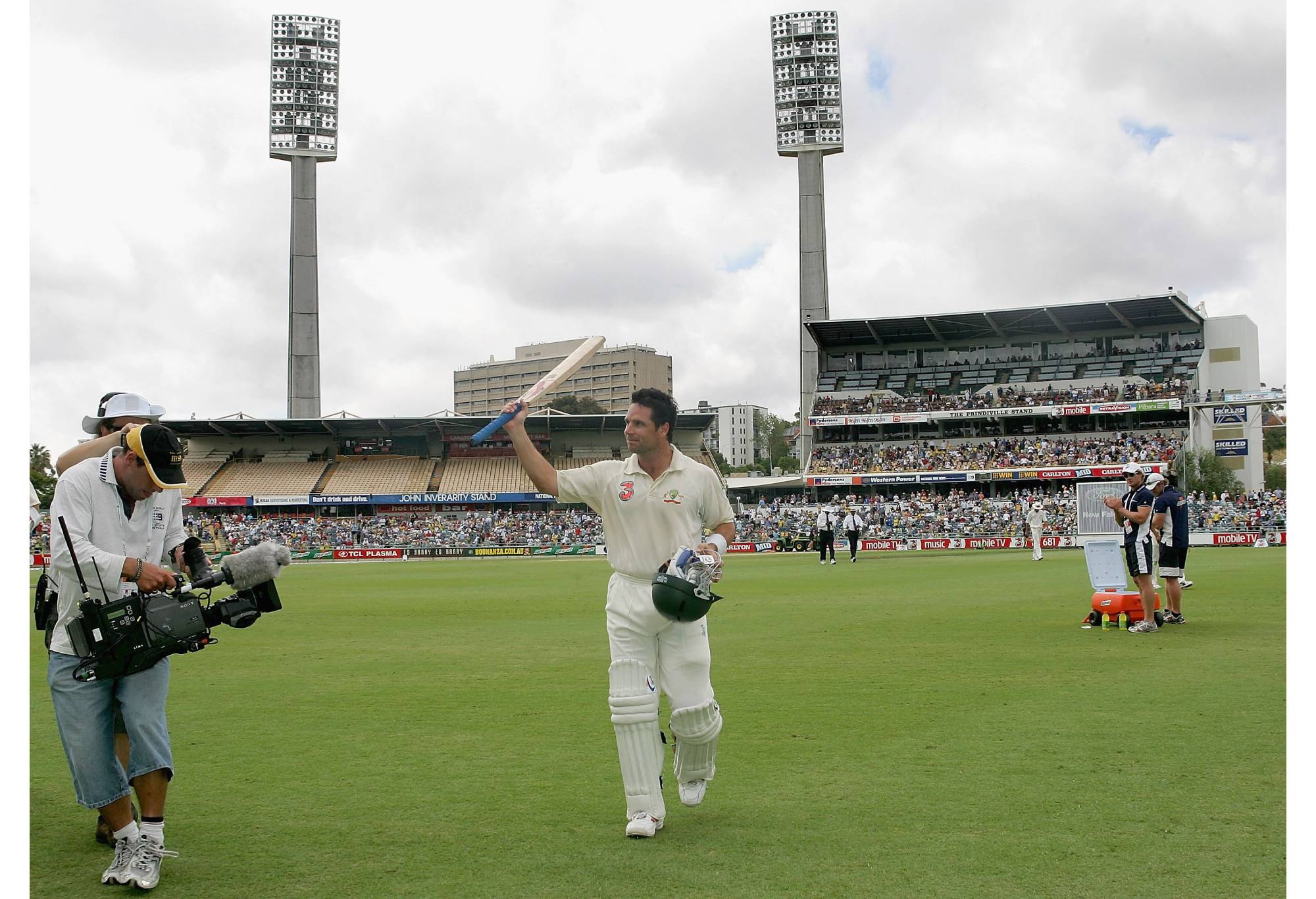 Brad Hodge acknowledges the crowd as he leaves the field 203 not out in Perth in 2005.  (Photo by Hamish Blair/Getty Images)