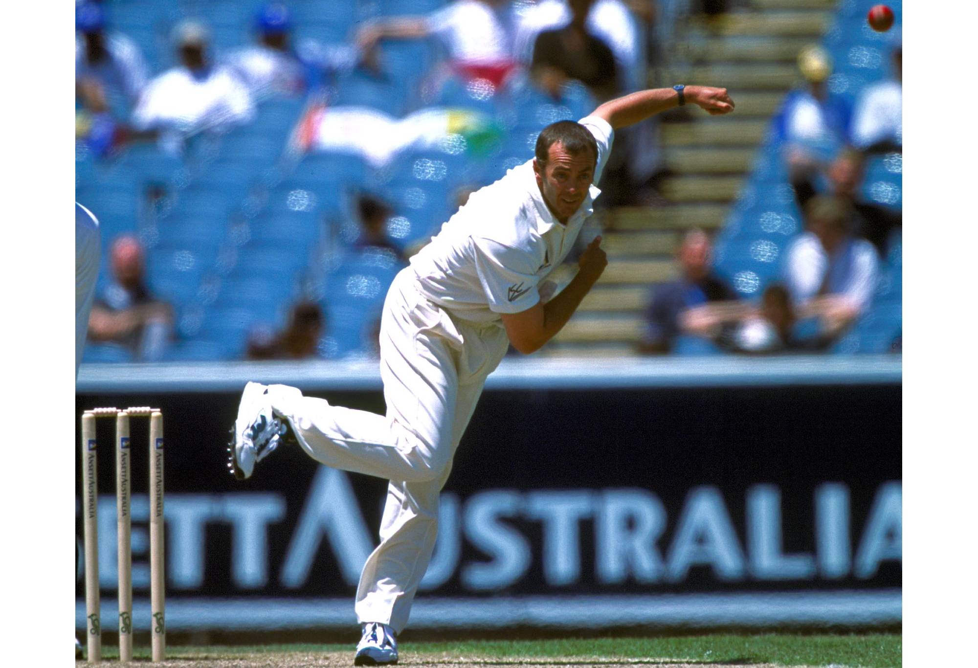 29 Des 2000: Colin Miller dari Australia bertanding, dalam pertandingan uji coba ke-4 antara Australia dan Hindia Barat, dimainkan di Melbourne Cricket Ground di Melbourne, Australia.  Kredit Wajib: Robert Cianflone/ALLSPORT