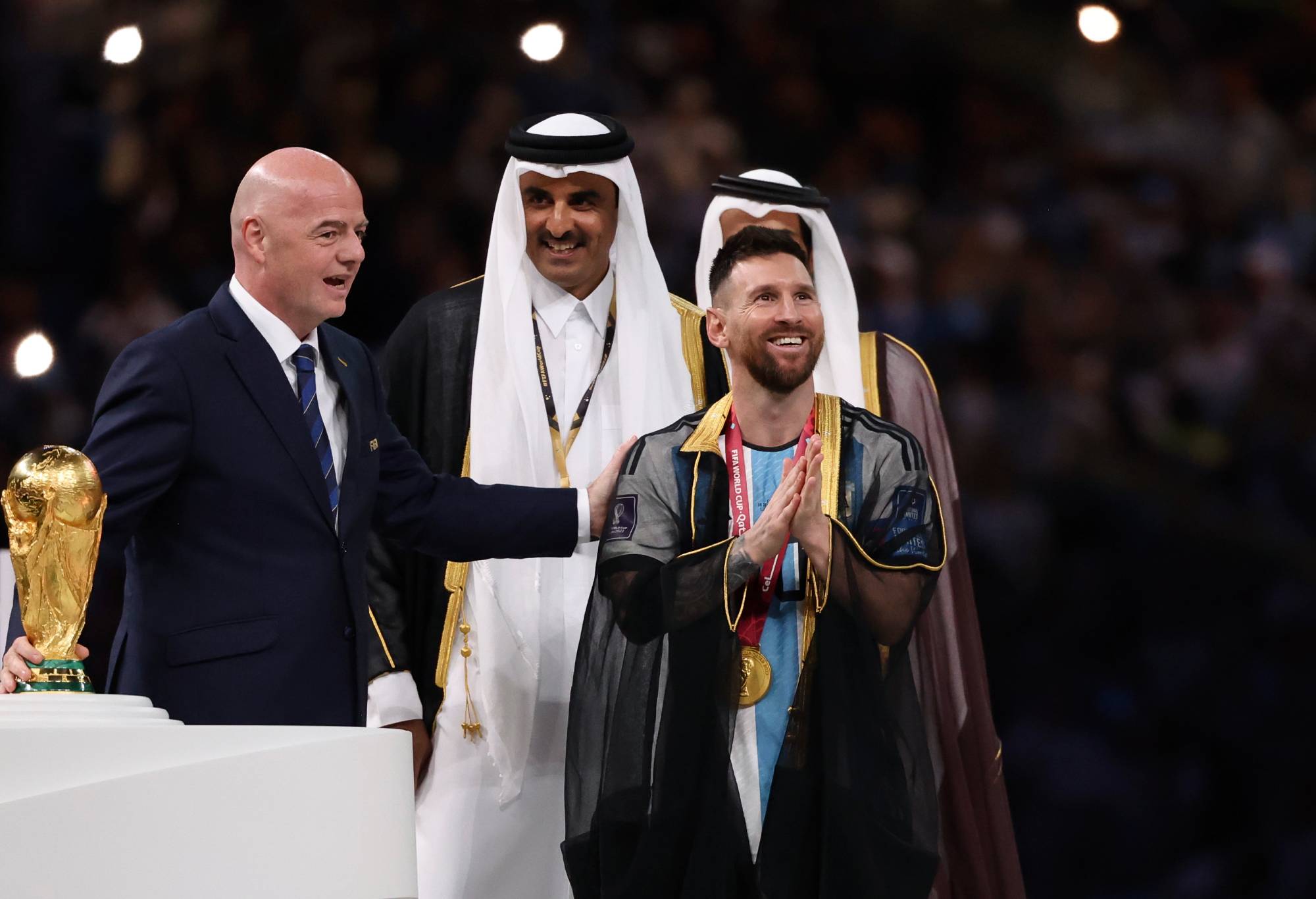 Messi menerima tawaran besar-besaran untuk menjual jubah Arab dari upacara trofi Piala Dunia